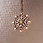 "Collana di Aphonia" - una collana in oro rosa con accenti intricati di olive e design elegante.