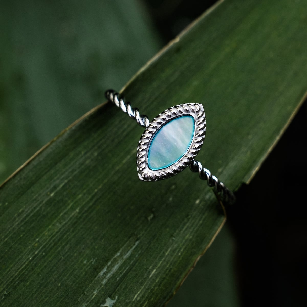 "Anello Visuale": un anello elegante con nacre e argento con una raffinata eleganza naturale.