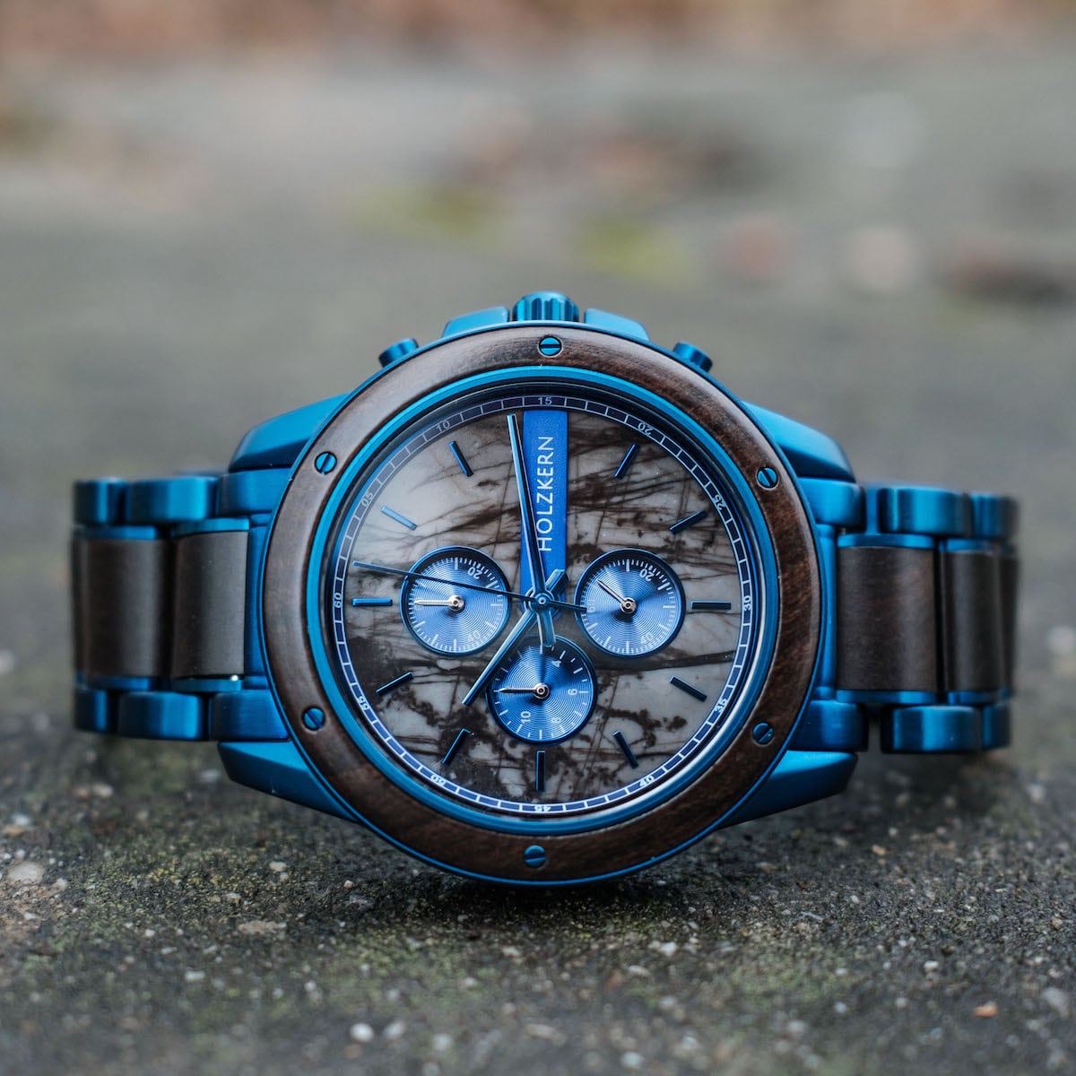 Orologio "Priamus" in acero e marmo, con un design blu sorprendente e dettagli quadrante intricati.