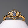 "Balance Ring": elegante anello in oro con lapis lazuli dal design intricato.
