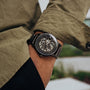 Orologio "Carbon" con un design scheletro in un elegante acero grigio e grigio scuro stile.