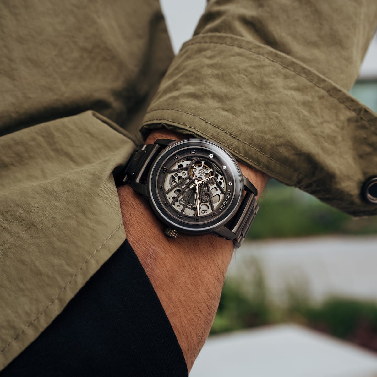 Orologio "Carbon" con un design scheletro in un elegante acero grigio e grigio scuro stile.