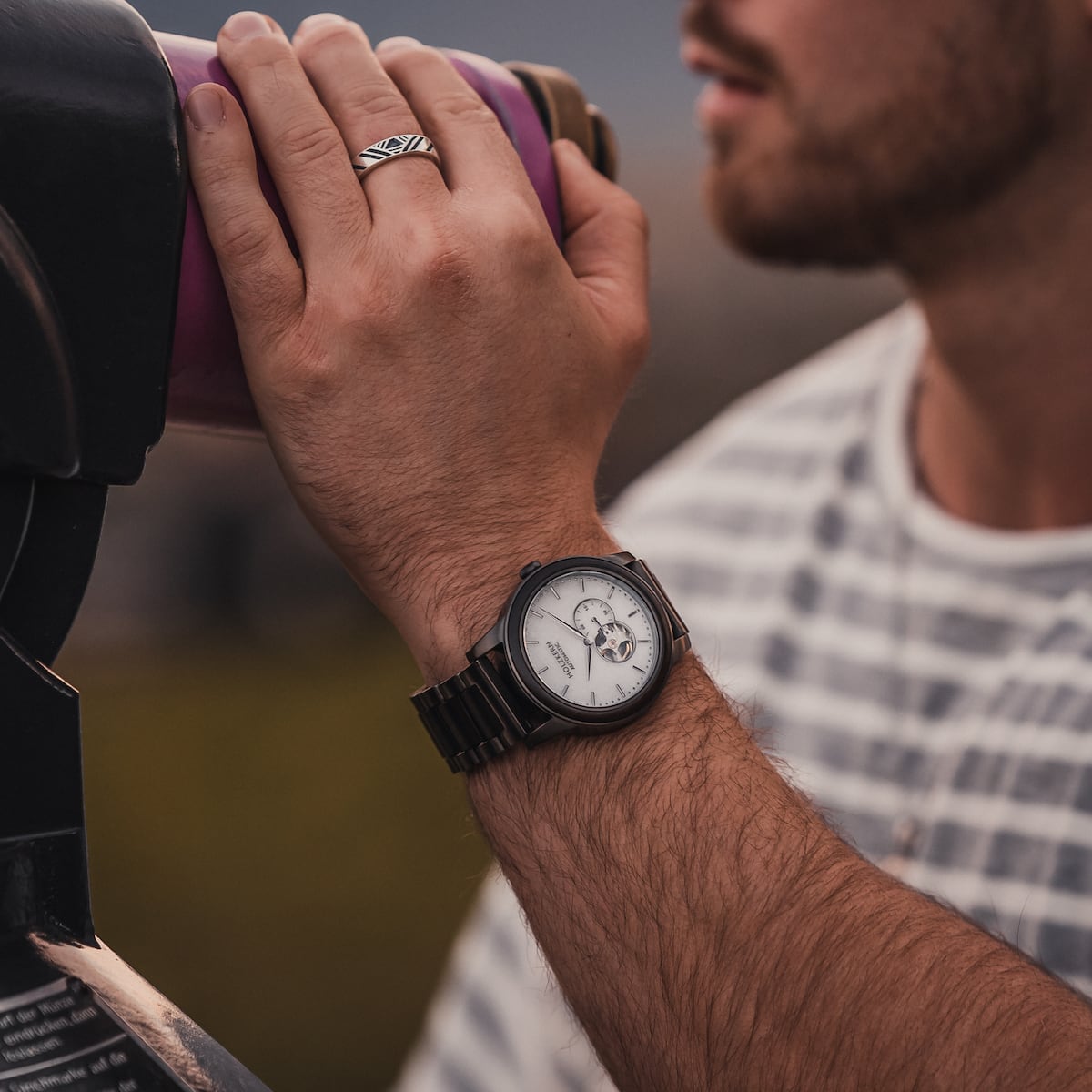 Orologio "Manhattan" con acero e marmo, caratterizzato da uno stile elegante e moderno.