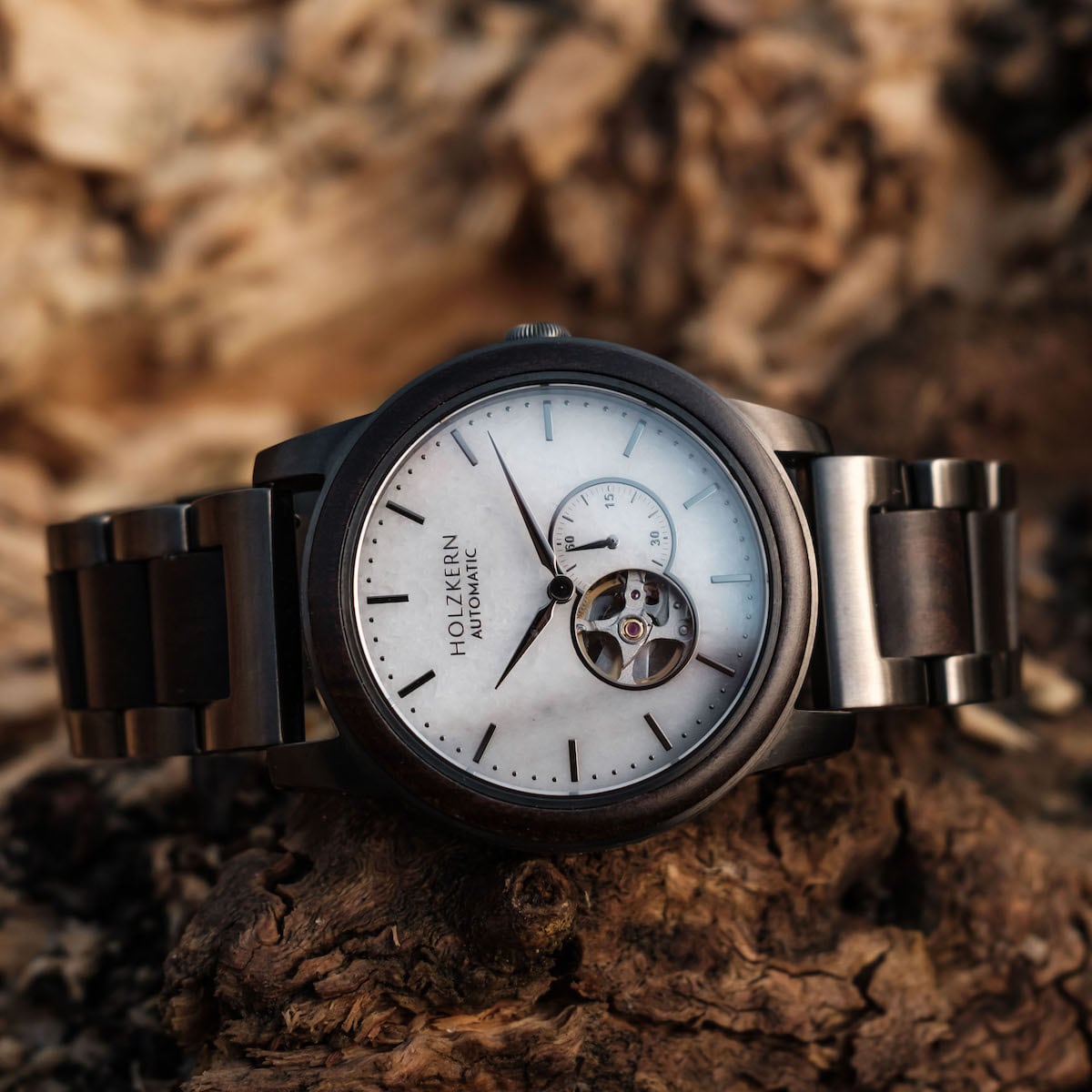 Orologio "Manhattan", con un design in acero e marmo dallo stile visivo sofisticato ed elegante.