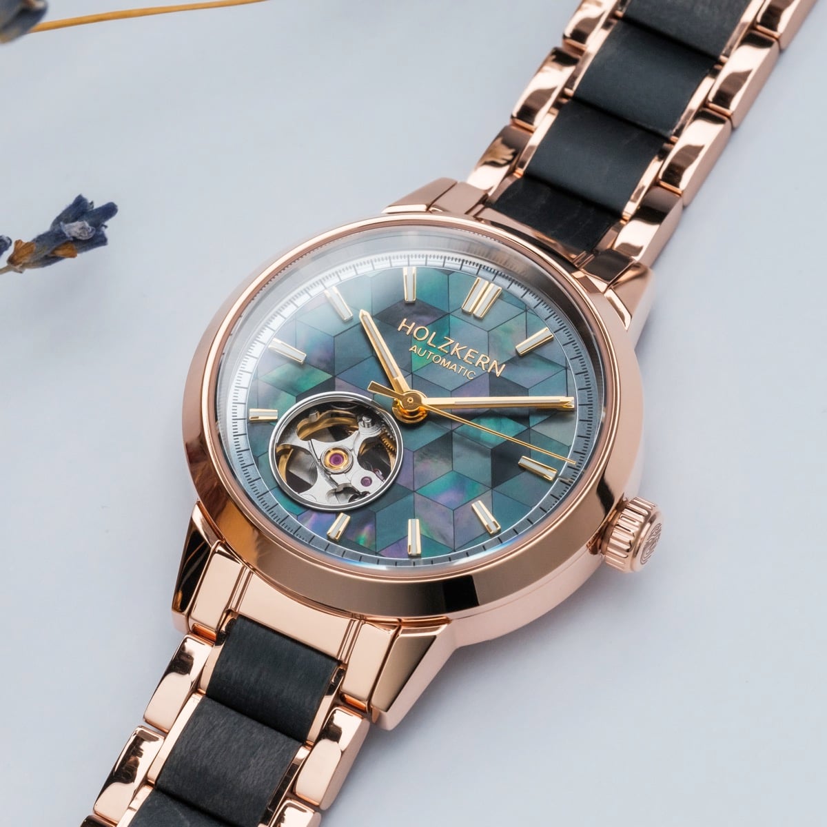 Orologio "Luminaire", con un design anacre e acero con cinturino in oro rosa e dettagli intricati.