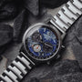Orologio "Paracas" con un suggestivo quadrante Lapis Lazuli con accenti d'argento e un elegante cinturino metallico per un look moderno.
