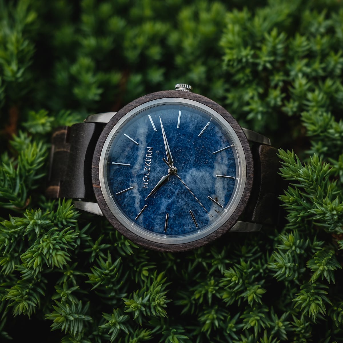 Orologio da polso "Immanuel" con elementi acero e sodalite, che mostra un design naturale e sofisticato.