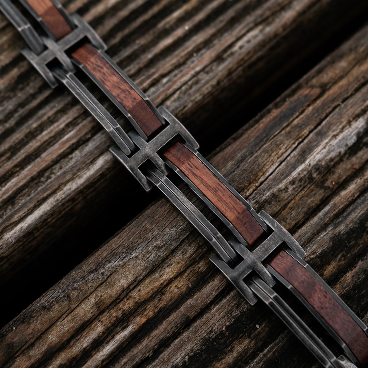 Bracciale "Staccato" con noce e argento antico per un look rustico ed elegante.