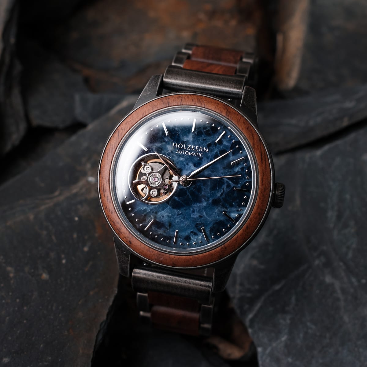Orologio "Alrakis" con design in noce e marmo con un elegante movimento automatico.