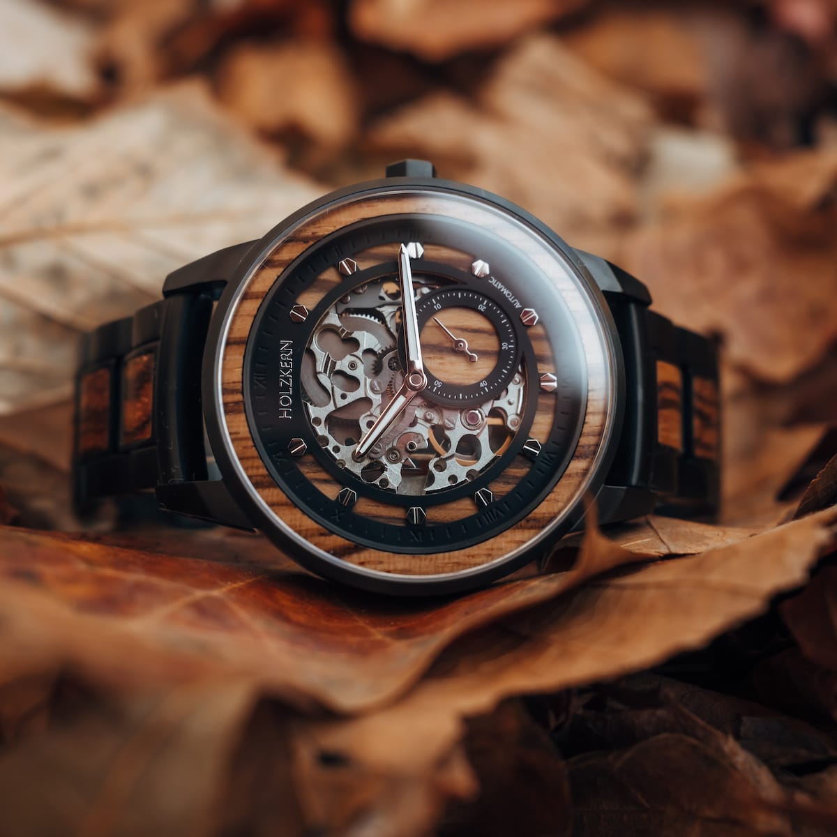 Orologio "Sternum" con zebrawood e accenti neri, con un sofisticato disegno di quadrante scheletro.