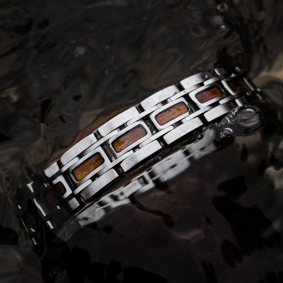 "Tremolo" bracelet in walnut and silver, featuring a sleek, modern design.