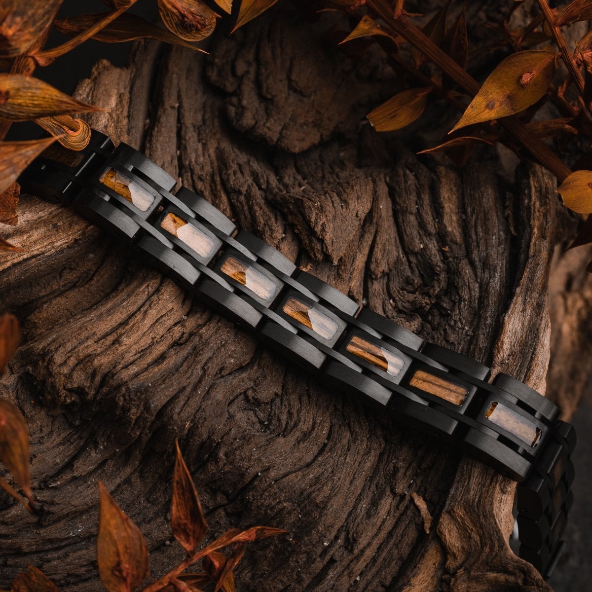 Bracciale "Tremolo" con zebrawood e accenti neri con un design naturale e terreno.