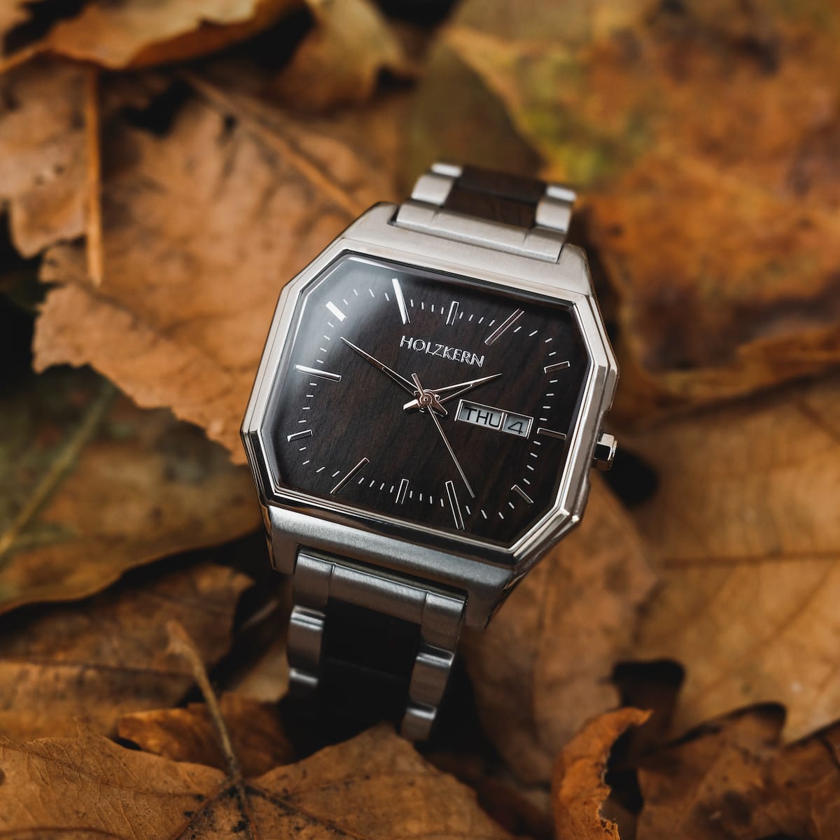 Orologio "Kéré" dal design elegante e moderno con finitura acero.