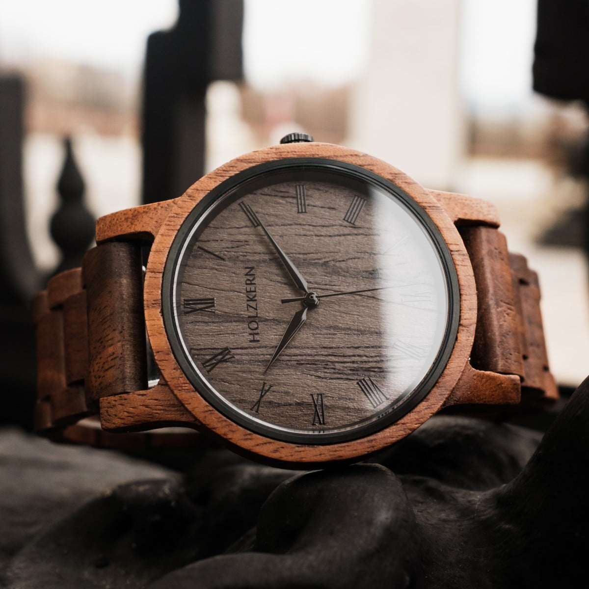 Orologio "Spring Evening" con un design in noce naturale e legno di piombo con un aspetto rustico ed elegante.