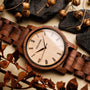 "Fall Dusk", un orologio in legno con un design in noce e acero, abbinato a elementi autunnali rustici.