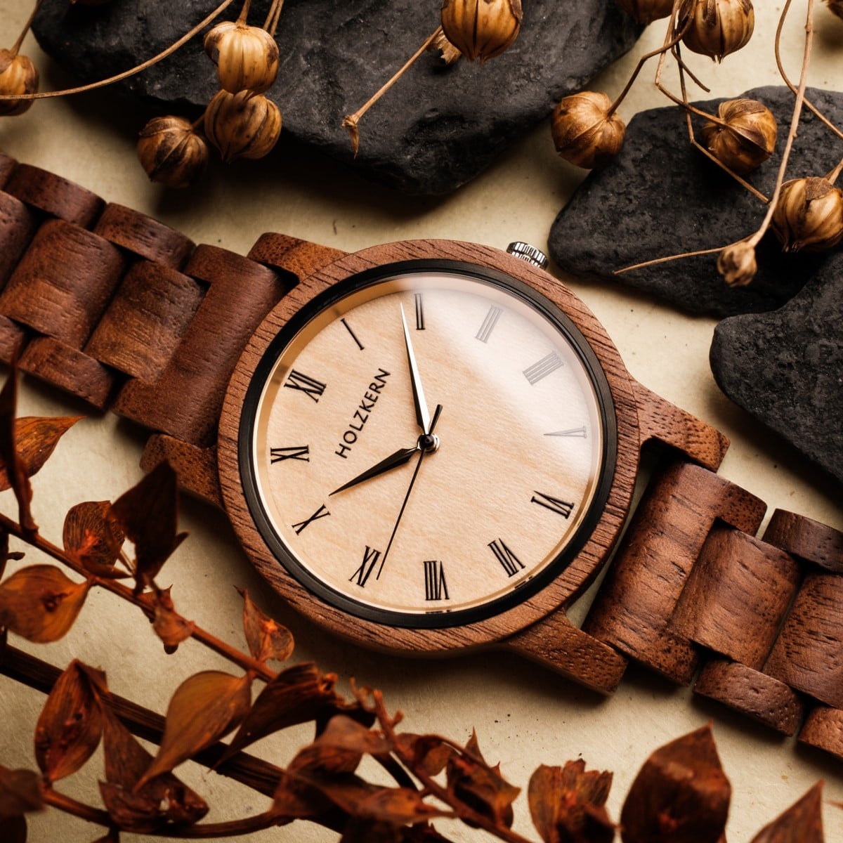 "Fall Dusk", un orologio in legno con un design in noce e acero, abbinato a elementi autunnali rustici.