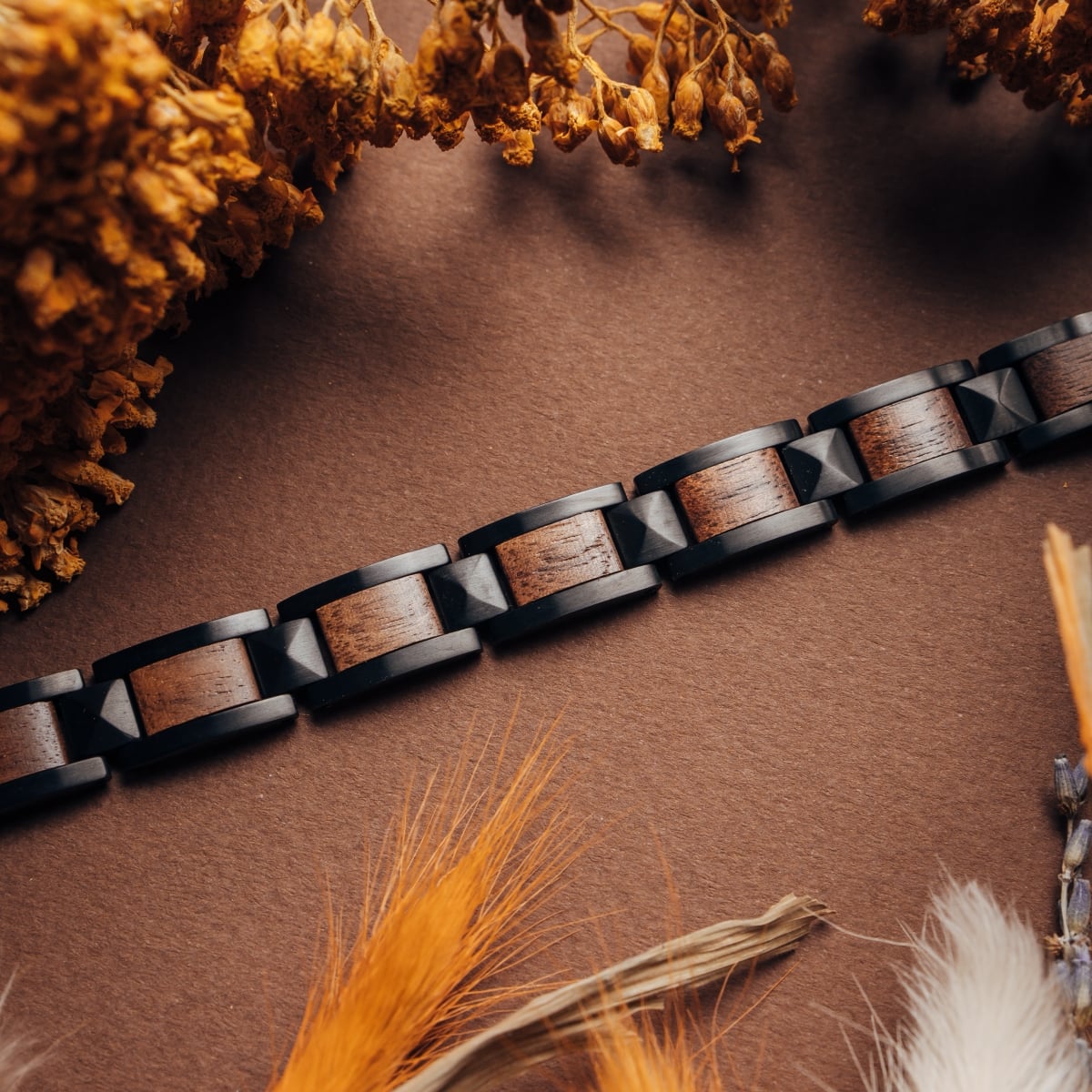 Bracciale "Rhapsody" in noce e nero, con un design elegante e moderno.