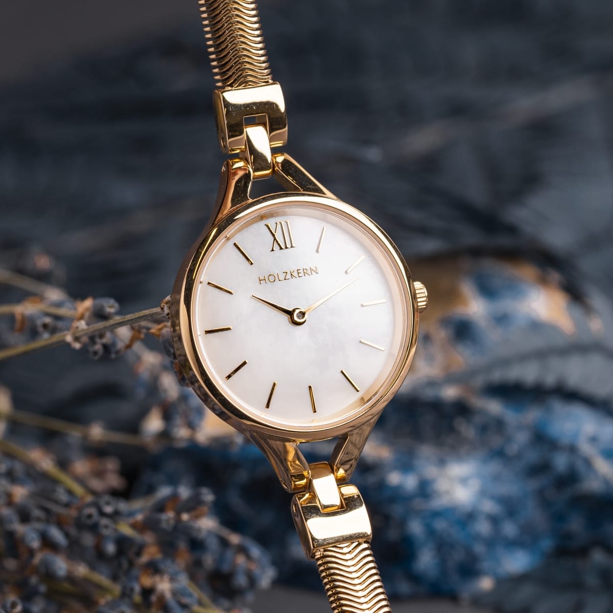 "Kaliya", elegante orologio con un quadrante e accenti d'oro nacre, con uno stile sofisticato e dettagli numeri romani.
