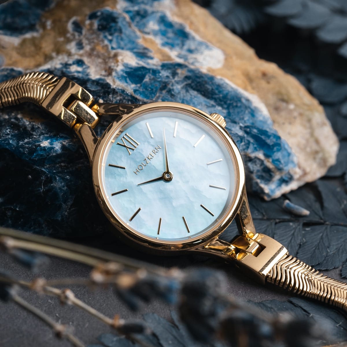 "Shesha", elegante orologio da polso con quadrante nacre e accenti d'oro, fonde lusso con fascino naturale.