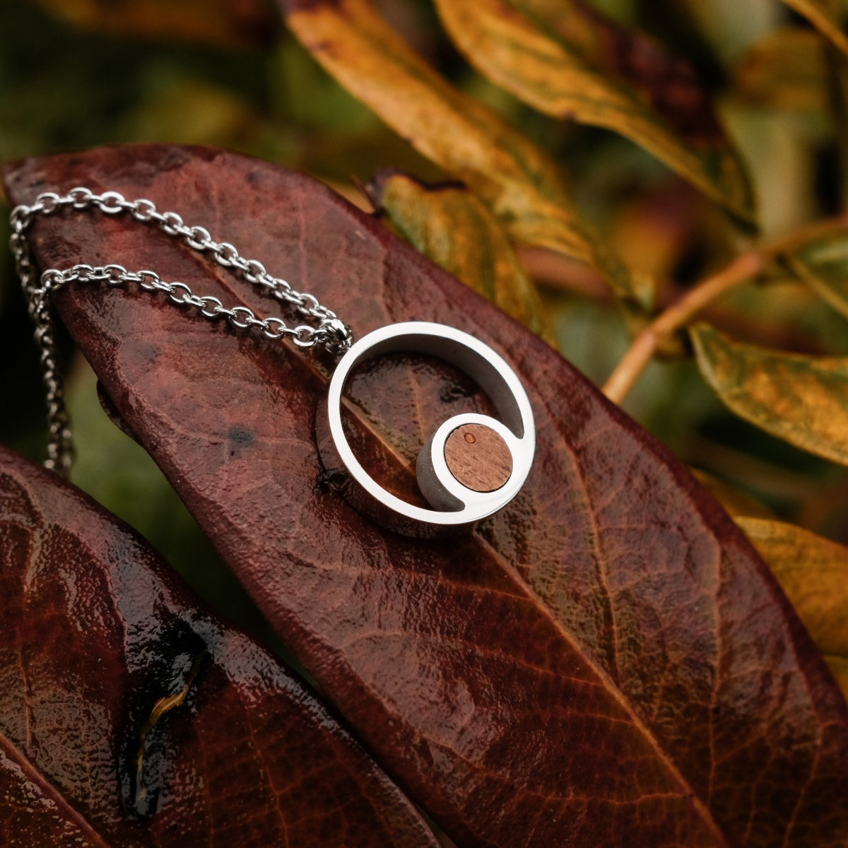 Collana "Pigment Collana" con un design contemporaneo con elementi in legno di koa e argento su una catena delicata.