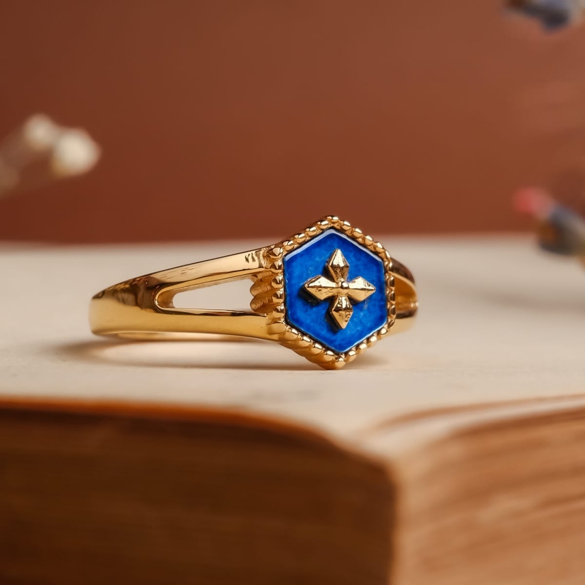 "Spectral Ring", un anello sorprendente con la tonalità blu e l'oro, con un dettagliato emblema esagonale.