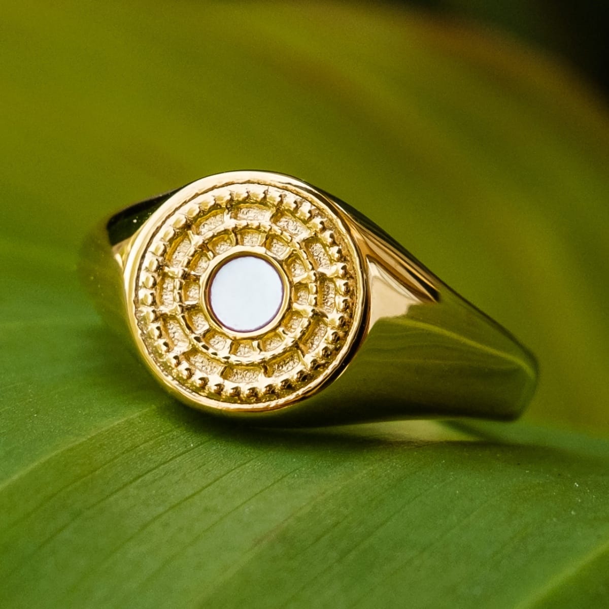 "Pixa Ring", un anello in oro con nacre bianco, caratterizzato da un design elegante e texture.