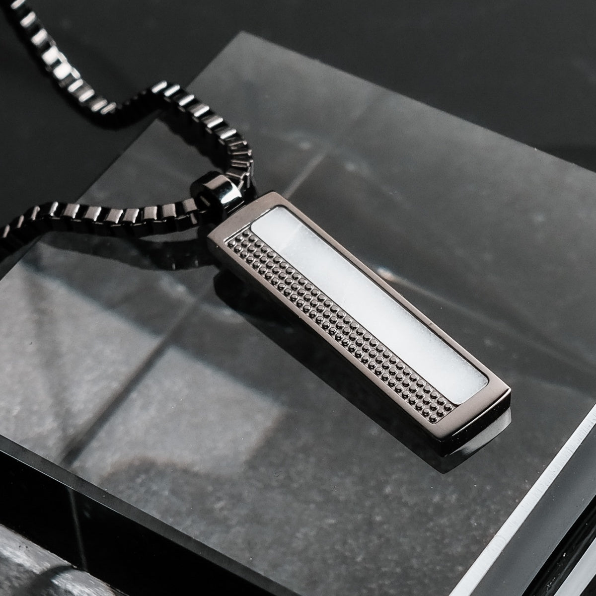 Collana "Planarity Collana", elegante design in marmo e grigio scuro.