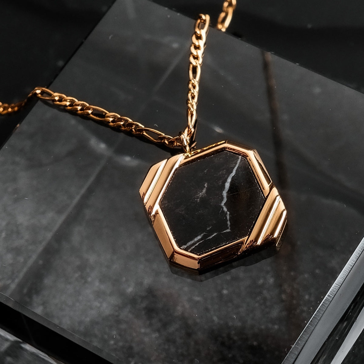 Collana "Scalar Collana" in marmo e oro, con un ciondolo esagonale dal design elegante e moderno.