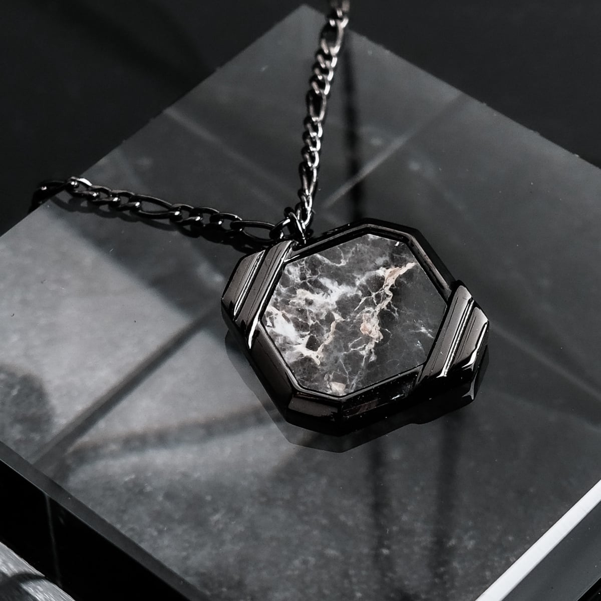 Collana "Scalar" con una pietra nera nera Portoro grigio scuro in un design elegante esagonale.