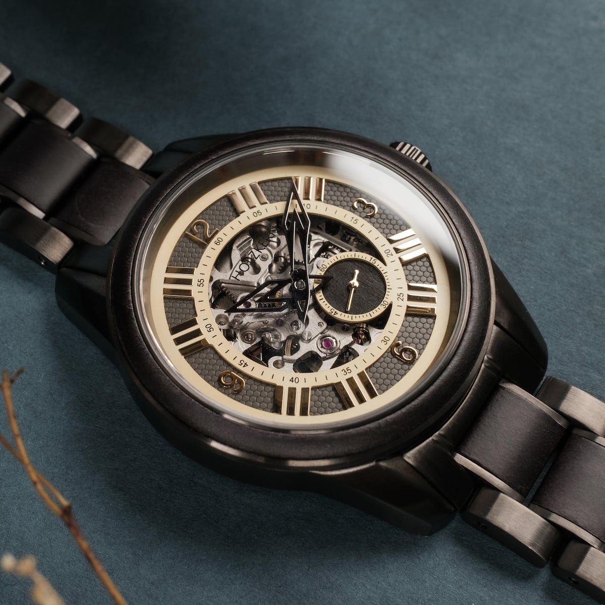 Orologio "Navona" dal design elegante con un quadrante sofisticato e accenti metallici.