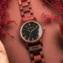 L'orologio "Passion", caratterizzato da materiali Padauk e Maple, presenta un elegante design in legno con un ricco tono marrone.