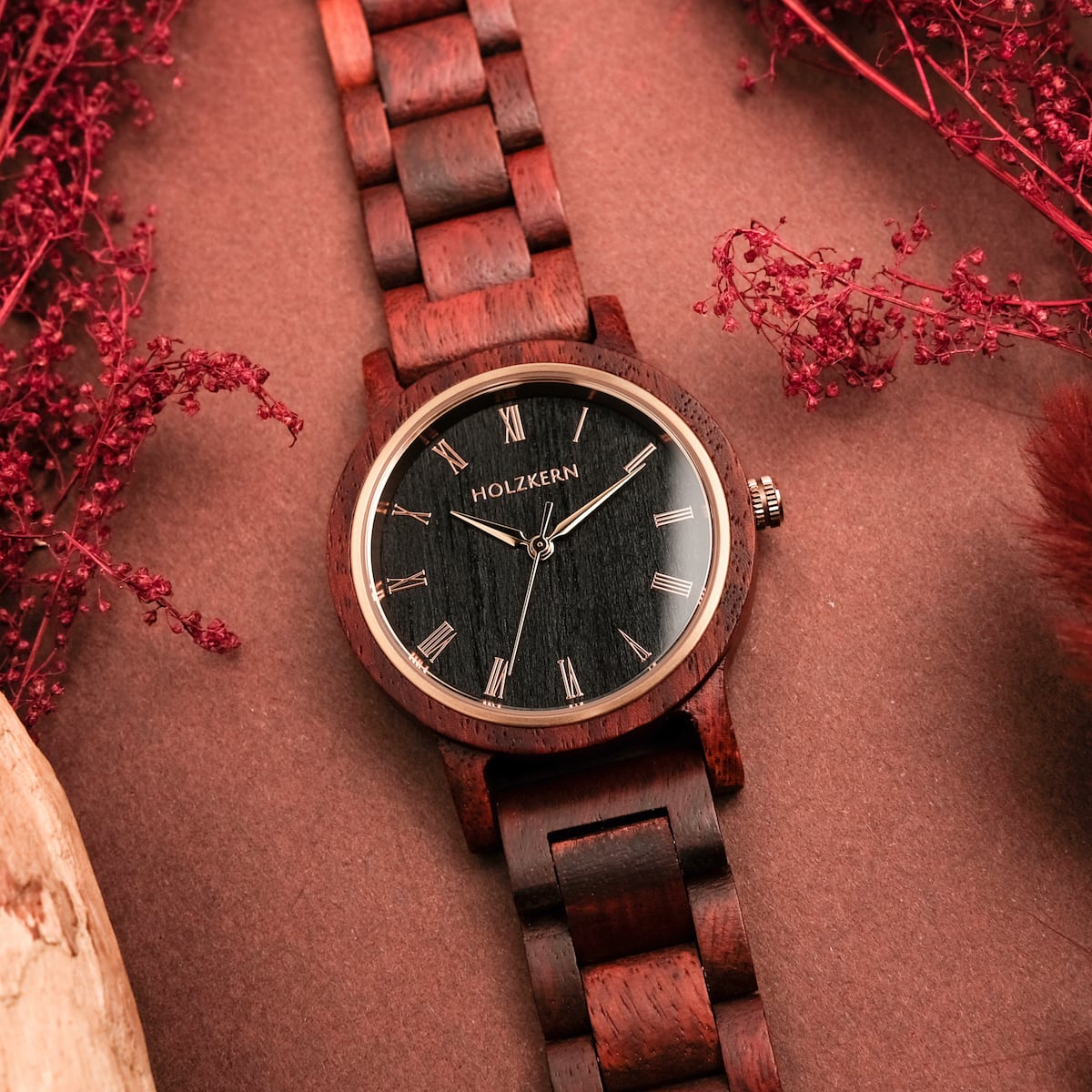 L'orologio "Passion", caratterizzato da materiali Padauk e Maple, presenta un elegante design in legno con un ricco tono marrone.