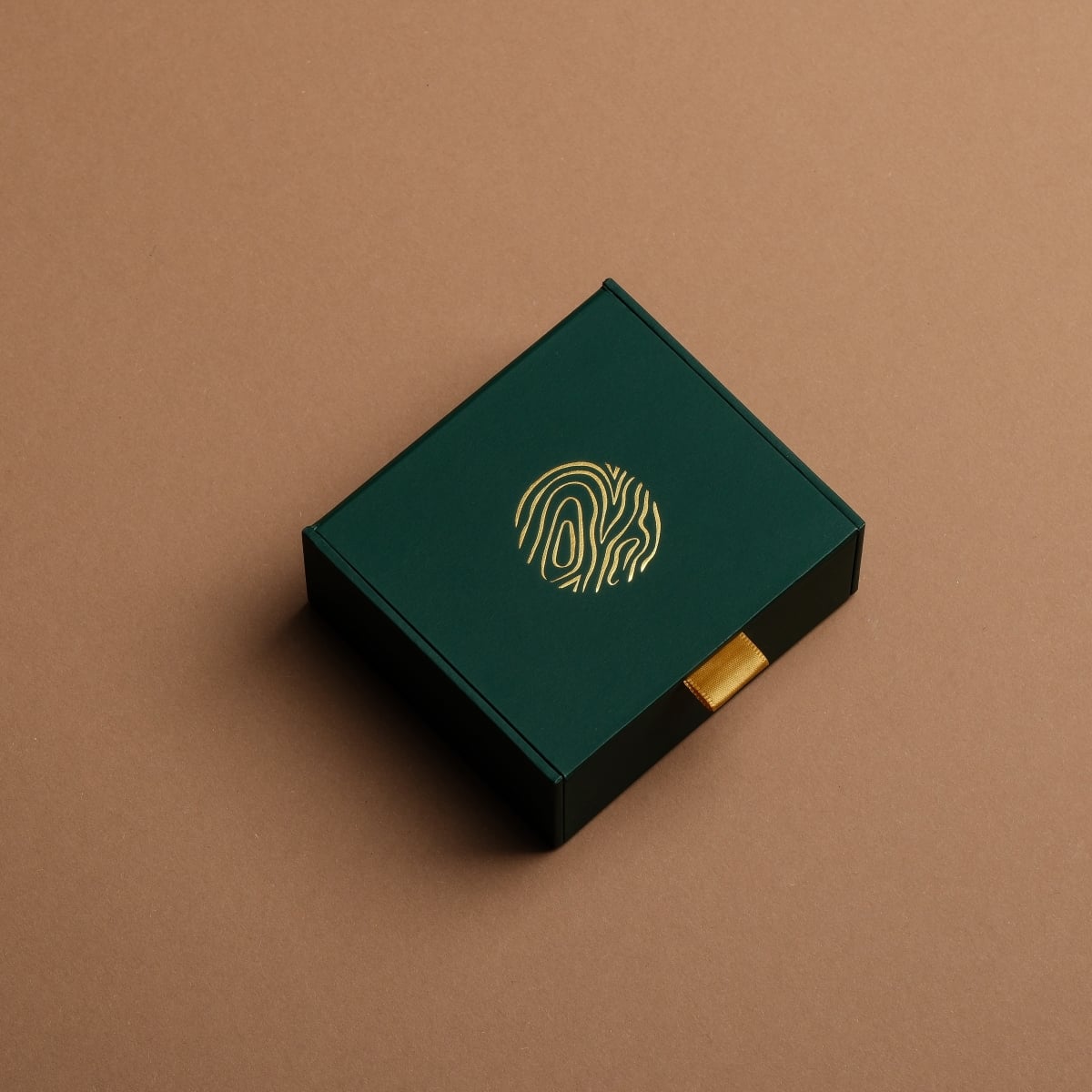 "Gift Box Jewellery", a green jewelry gift box with a sleek design and gold detailing.