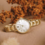 "Hanwi", elegant watch featuring nacre and gold tones with a classic, sophisticated style.