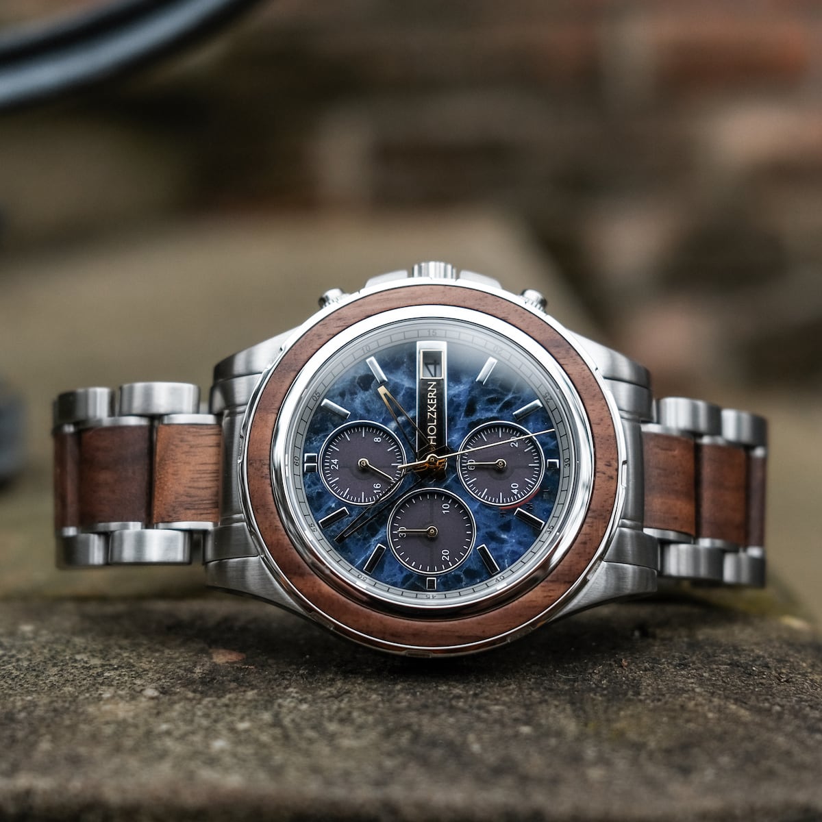 Orologio "Koh Mak" con design in noce e marmo con uno stile raffinato e raffinato.