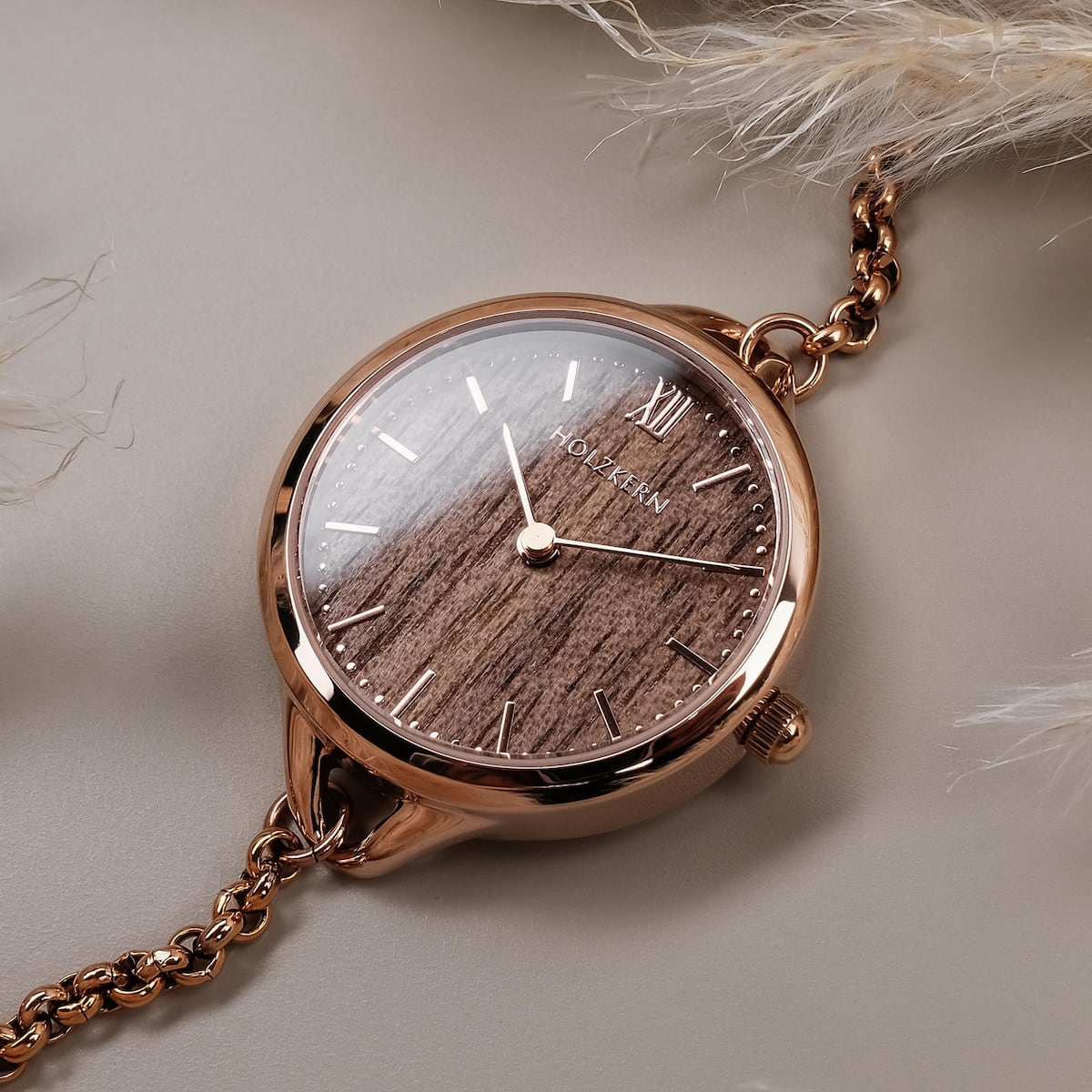Orologio da polso "Blissed" con quadrante in noce e accenti in oro rosa, che mostra eleganza e stile.