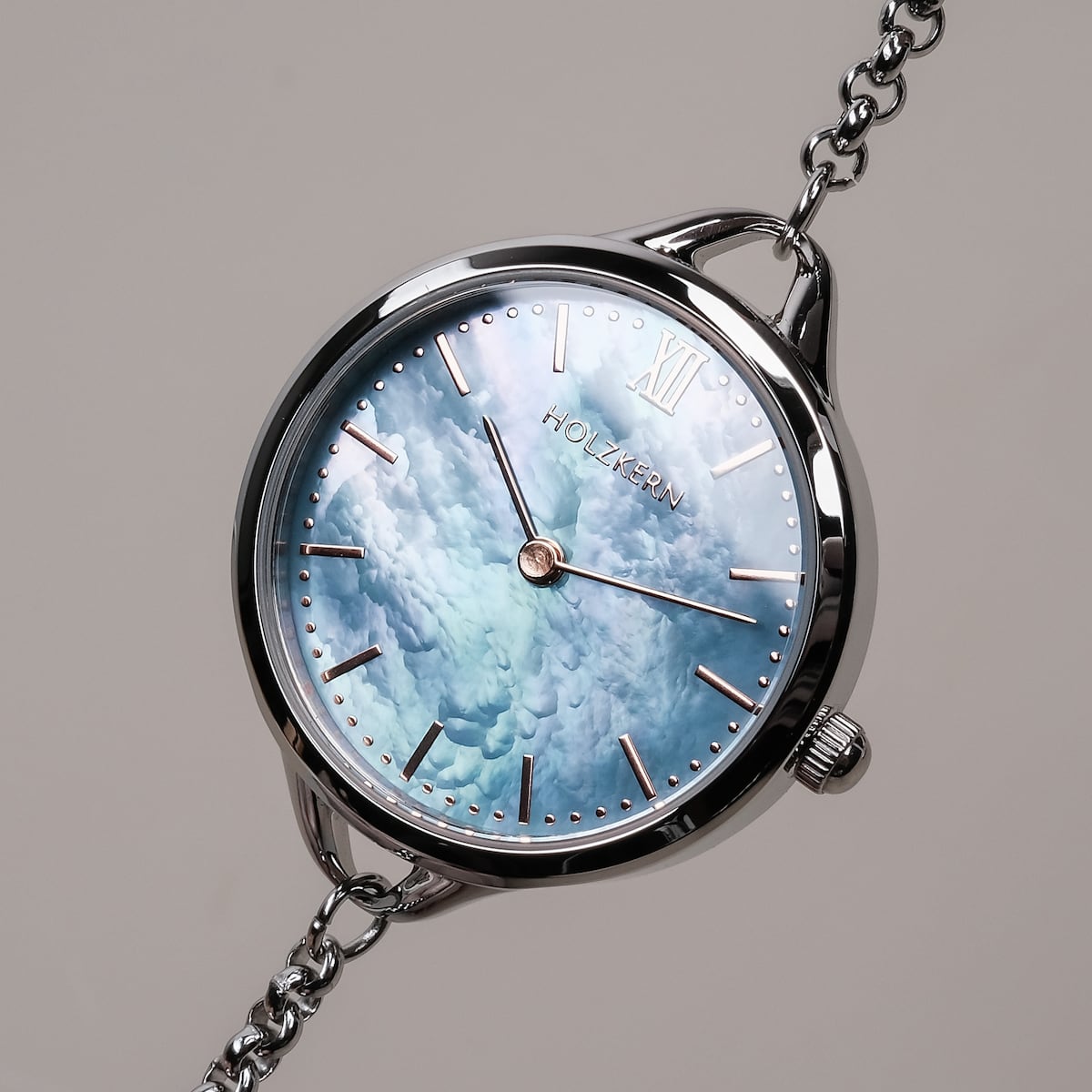 Orologio "Brighter" con quadrante in stile nacre e accenti in argento con un design elegante e moderno.