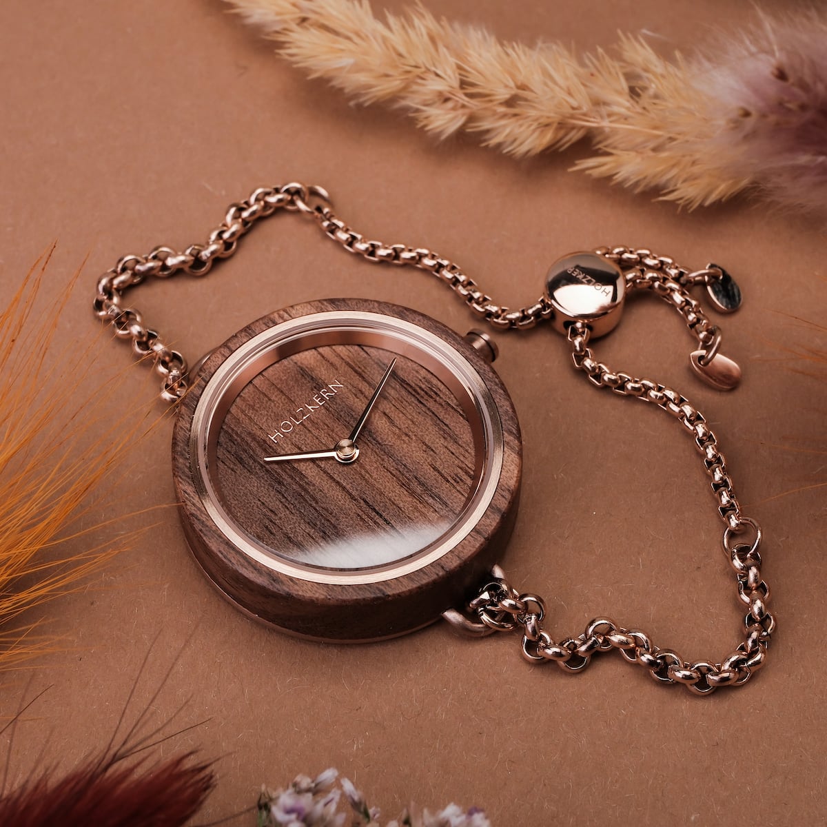 "Leave", un elegante orologio Walnut con un bracciale a catena, con una finitura in legno naturale e un design elegante.