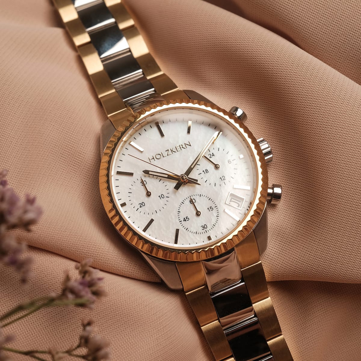 L'orologio "Supportive", con un quadrante nacre e accenti d'oro dal design sofisticato.