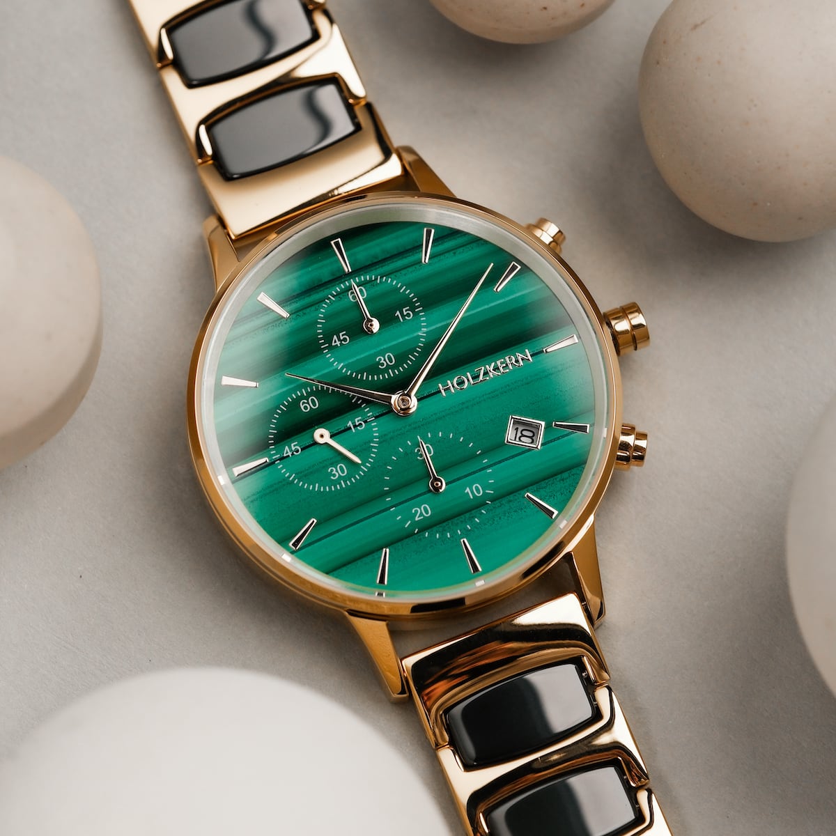 Orologio "Jolly" con quadrante verde malachite con bracciale in ceramica e oro, elegante e moderno.
