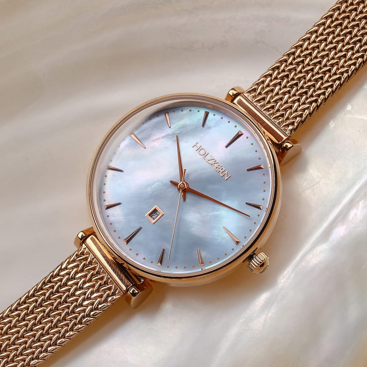 Orologio "Chitchat" con quadrante argentato e cinturino in mesh oro rosa per un look lussuoso.