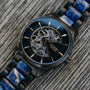 Orologio "Vredefort", con un design in marmo nero con uno stile lussuoso e intricato.