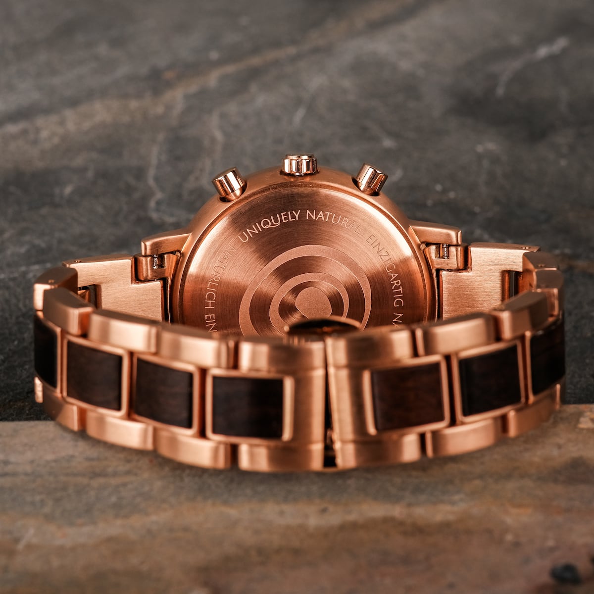 "Calina", un orologio elegante con finitura oro rosa con accenti di acero e marmo.