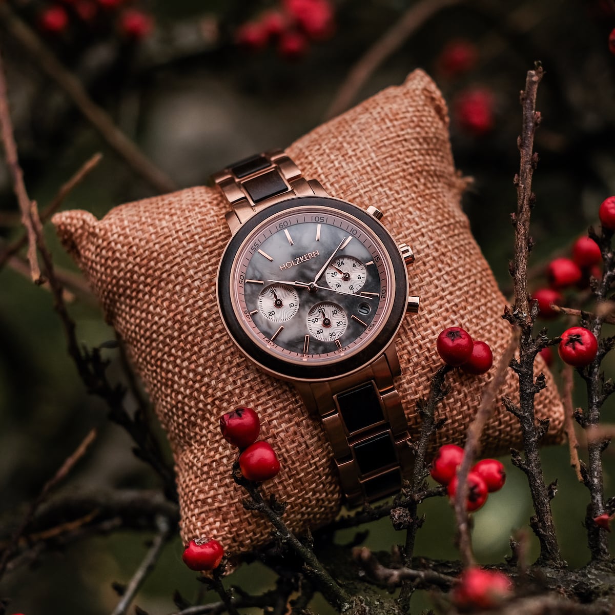 Orologio "Calina" con acero e marmo, caratterizzato da uno stile rustico ed elegante in mezzo a un ambiente naturale.
