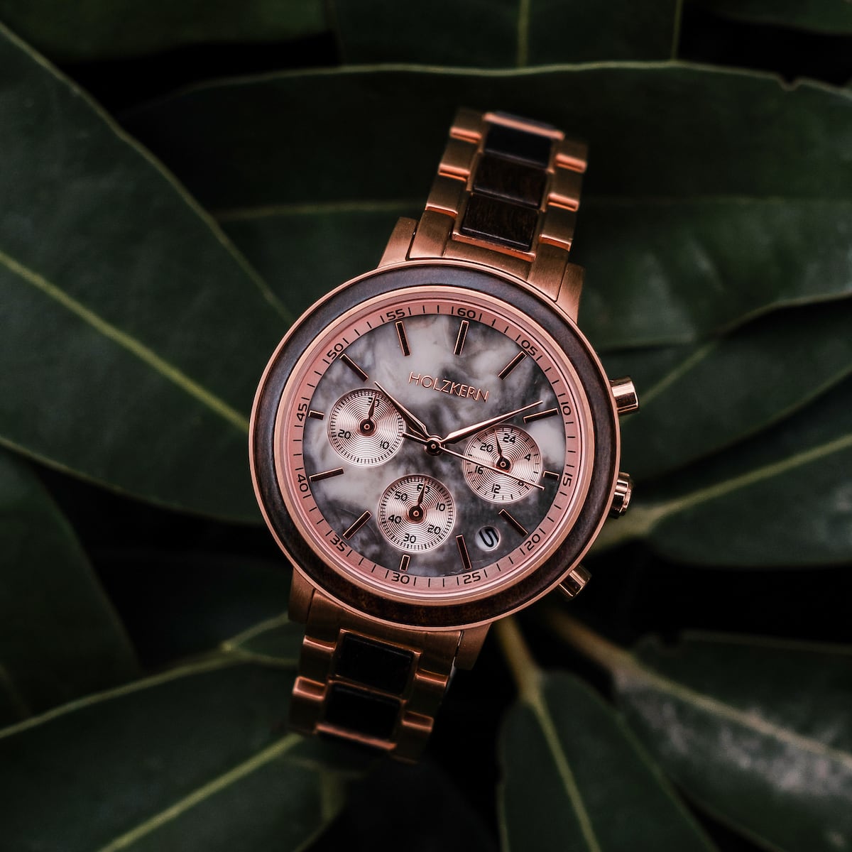Orologio "Calina" con acero e marmo, caratterizzato da una elegante fascia metallica e dettagli quadrante intricati.