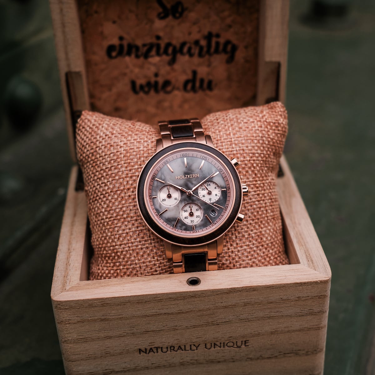Orologio "Calina" dal design classico con acero e marmo, elegantemente esposto in una scatola di legno.