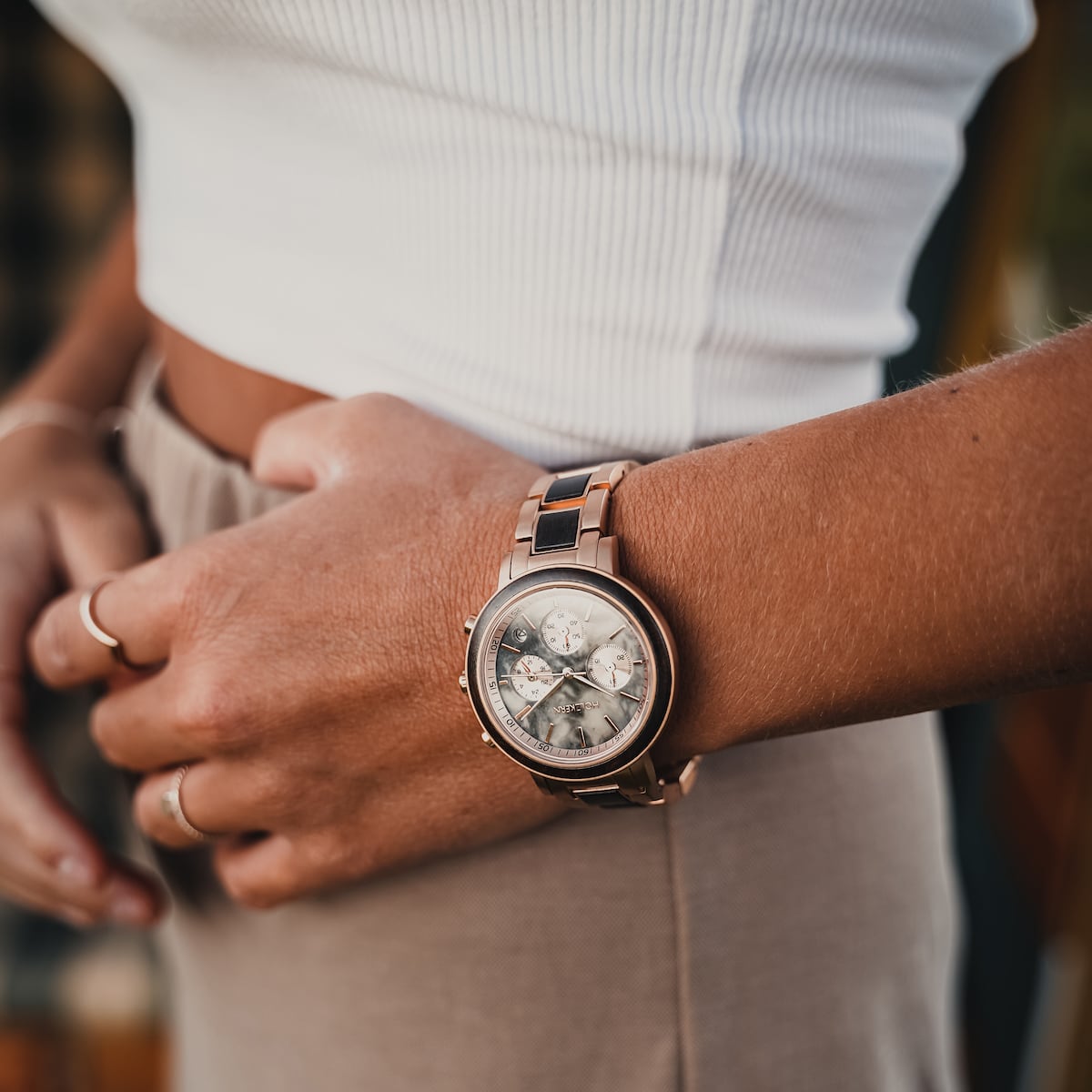 Orologio "Calina" con acero e marmo dal design elegante e moderno.