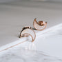 "Hand Orecchini": orecchini a forma di mezzaluna in oro bianco e oro rosa, che offrono uno stile moderno ed elegante.