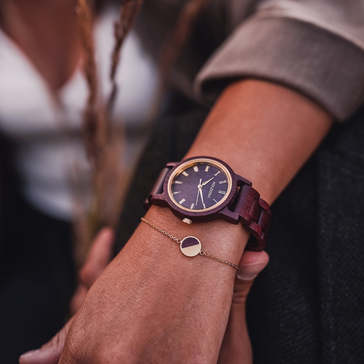 Orologio "Calm" in amaranth, con un design elegante e elegante con una combinazione di colori ricchi e caldi.