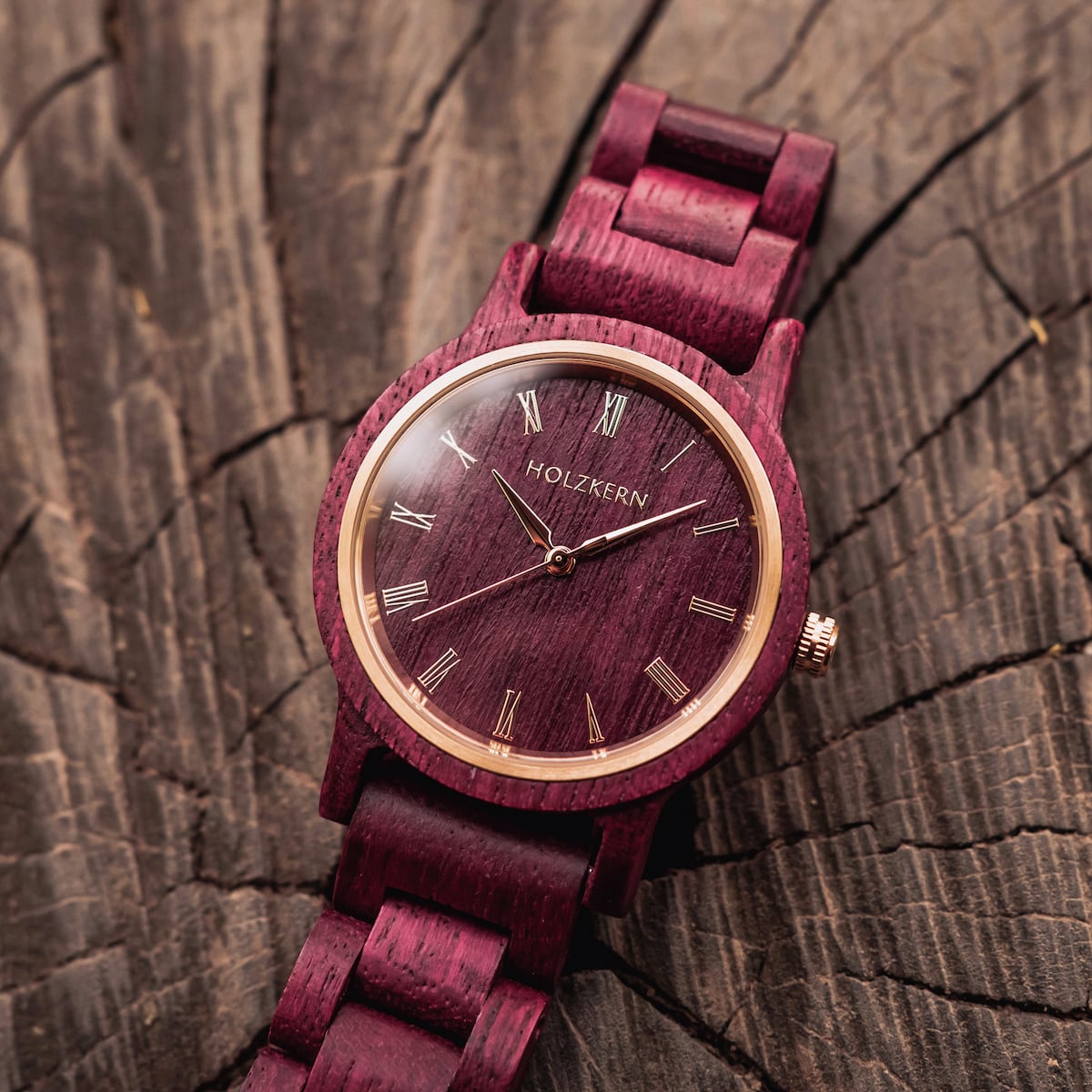 Orologio in legno "Calm" con un elegante finitura amaranto su uno sfondo rustico con texture.